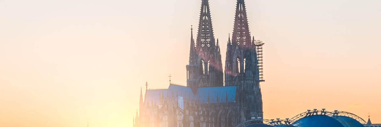 Der Kölner Dom bei Sonnenuntergang